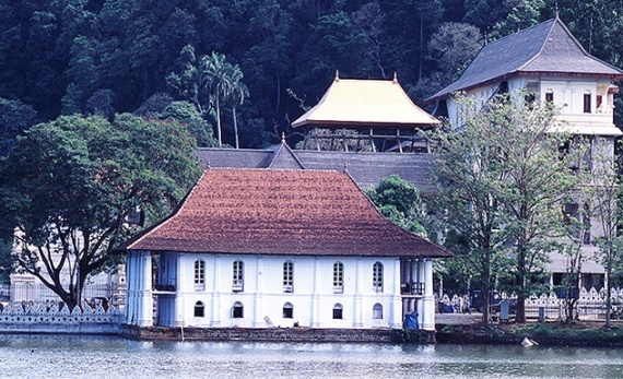 A visit to the Temple of the Tooth - Kandy -  Sri Lanka In Style